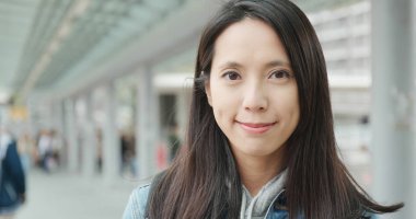 Genç kadın kameraya gülümse