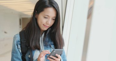 Şehirde cep telefonu kullanan kadın 