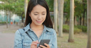 Şehirde Smartphone kullanan genç kadın