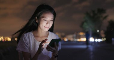 İş kadını işe cep telefonunuzun geceleri