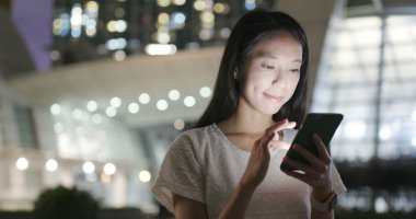 Cep telefonu her yerde iş meşgul kadın