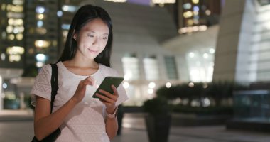 Cep telefonunuzun geceleri dalga köpüğü online kadın 