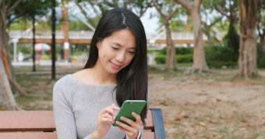 Cep telefonu şehirde çalışan kadın 