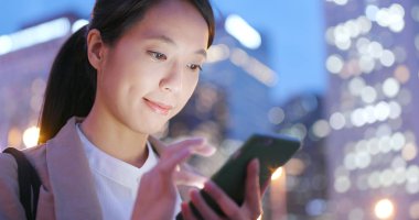 Cep telefonu şehirde geceleri kullanan kadın 