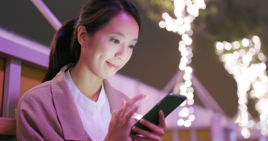 Asya cep telefonuyla şehirde geceleri işkadını