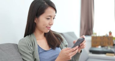 Kadın, evde cep telefonuna bak.