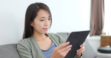 kadın evde tablet üzerinde okuma