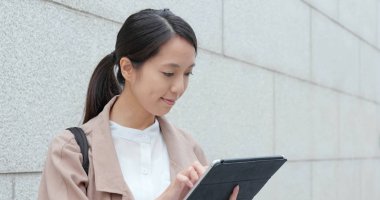 Tablet bilgisayar açık, kullanarak iş kadını