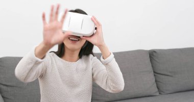 Kadın seyretmek ama sanal gerçeklik cihaz evde