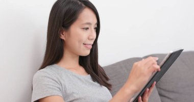 Kadın izlerken tablet evde