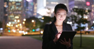 Geceleri tablet bilgisayar kullanarak iş kadını