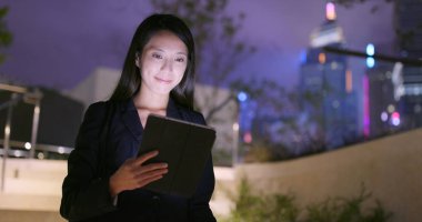 tablet bilgisayar kullanarak iş kadını