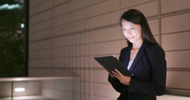 İşkadını geceleri dijital tablet kullanma