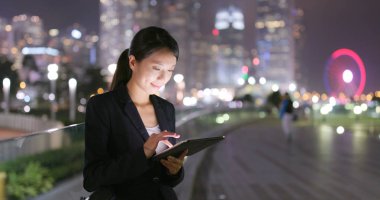 Geceleri tablet bilgisayar kullanarak iş kadını