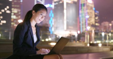 İş kadını çalışma dizüstü bilgisayar geceleri