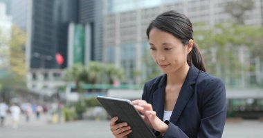 Tablet bilgisayar açık, kullanarak iş kadını