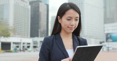 tablet bilgisayar kullanarak iş kadını 