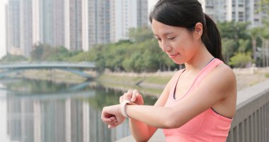 Akıllı izle kullanan spor kadın