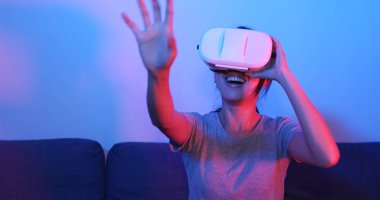 Kadın oyun Vr aygıt ile mor ve mavi ışık ile