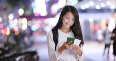 Cep telefonuyla şehirde gece kadın