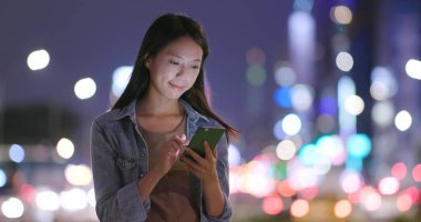 Geceleri Smartphone kullanan genç kadın