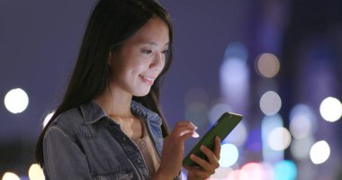 Cep telefonuyla şehirde gece kadın