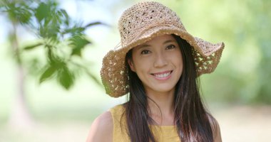 Kadın gülümseme fotoğraf Park