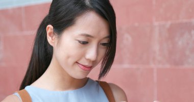 Genç kadın yere arıyor