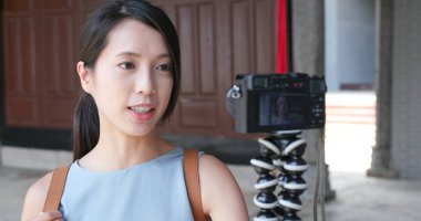 Kamera ve ziyaret geleneksel Çin mimarisi bina ve etrafa tutan kadın