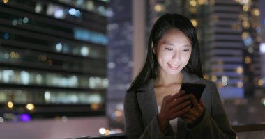 Cep telefonuyla geceleri işkadını