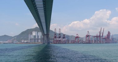 Kwai Tsing, Hong Kong - 02 Mayıs, 2018: Kwai Tsing konteyner terminali ve taşçı Köprüsü