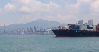 Kwai Tsing, Hong Kong - 02 Mayıs, 2018: kargo gemisi liman ve Kwai Tsing konteyner Terminal Hong Kong'da geçen