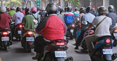 Dihua Street, Taipei city - 27 Mayıs, 2018: otoyol meşgul motosiklet trafik Taipei City ile