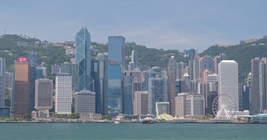 Victoria Harbour, Hong Kong - 13 Nisan, 2018: Hong Kong şehir manzarası