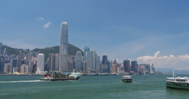 Victoria Harbour, Hong Kong - 13 Nisan, 2018: Hong Kong kentsel şehir manzarası güneşli gün