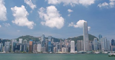 Victoria Harbour, Hong Kong - 13 Nisan, 2018: Hong Kong kentsel şehir manzarası güneşli gün