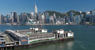 Victoria Harbour, Hong Kong - 13 Nisan, 2018: akşam Hong Kong işareti