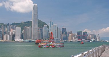 Victoria Harbour, Hong Kong - 13 Nisan, 2018: Hong Kong kentsel şehir manzarası güneşli gün