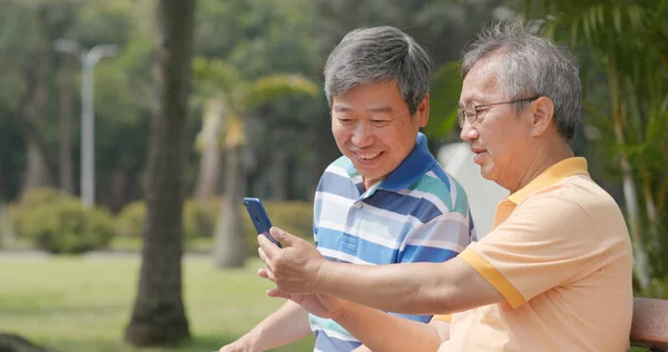 Senior Vrienden Nemen Van Foto Reizen Samen — Stockfoto