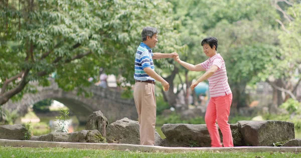 Pareja Edad Danza Parque Aire Libre — Foto de Stock