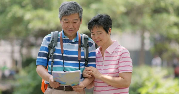 Азиатская Пожилая Пара Пойти Путешествовать Посмотреть Карту Вместе Открытом Воздухе — стоковое фото