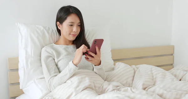 Mulher Usando Telefone Celular Cama — Fotografia de Stock