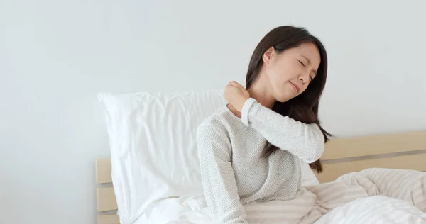 Frau Spürt Schulterschmerzen — Stockfoto