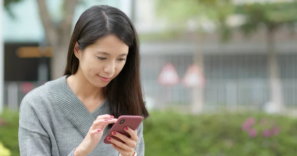 Woman Using Mobile Phone Outdoor — Stock Photo, Image