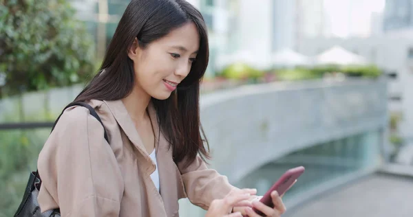 Asijské Žena Posílání Sms Mobil — Stock fotografie