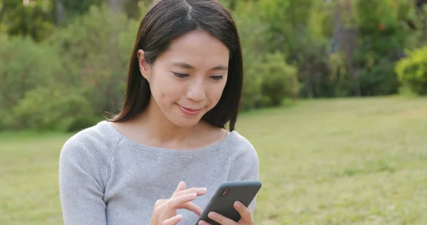 Woman Using Mobile Phone — Stock Photo, Image