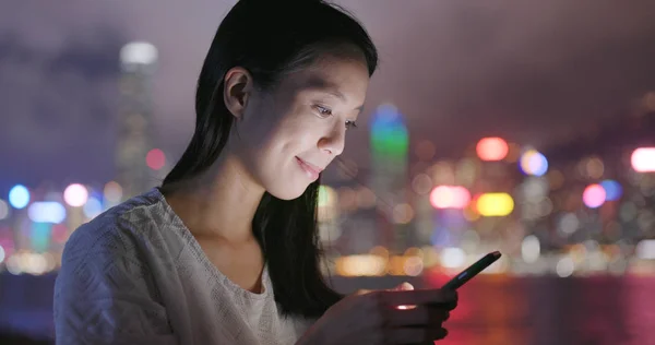 Mujer Usando Teléfono Celular Noche — Foto de Stock