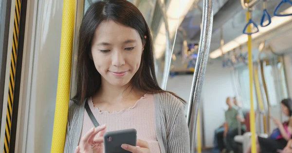 Жінка Використовує Мобільний Телефон Потязі — стокове фото