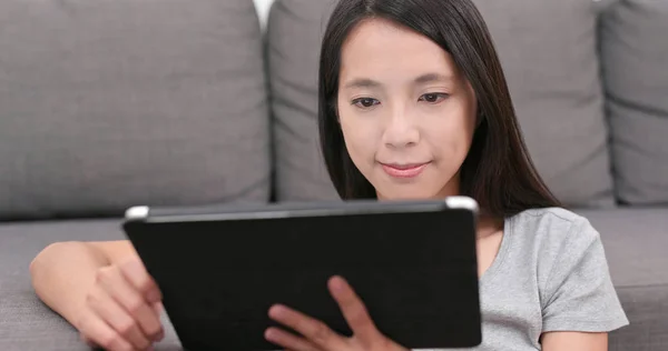 Mujer Viendo Película Computadora Tableta —  Fotos de Stock