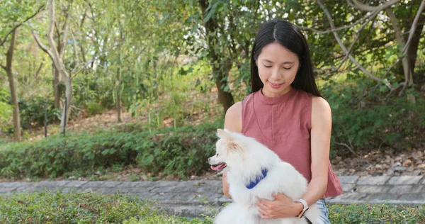 Wanita Bermain Dengan Anjing Luar Ruangan — Stok Foto